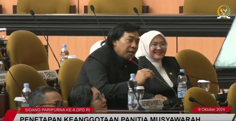 Potret Komeng banjir reaksi positif warganet usai sampaikan pendapat saat sidang paripurna (credit: Youtube.com/DPD RI)