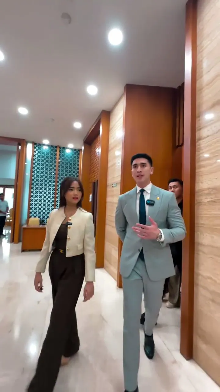 Momen Fuji diajak keliling gedung DPR RI (credit: Instagram.com/bramastavrl/)