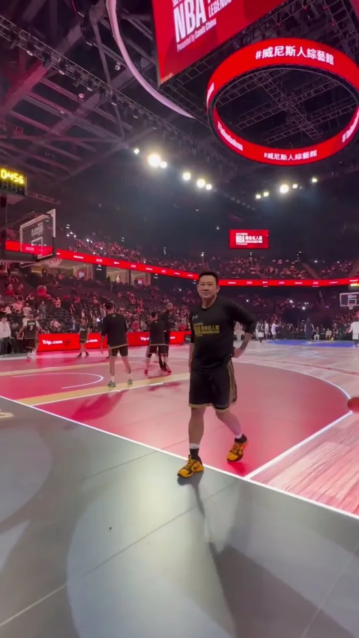 Potret Denny Sumargo bikin trick shot main basket (credit: Instagram.com/nbaindonesia)