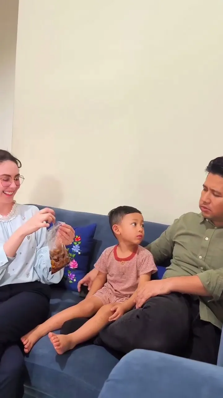 Potret anak-anak Arumi Bachsin jajan bakso (credit: Instagram.com/arumibachsin_94/)