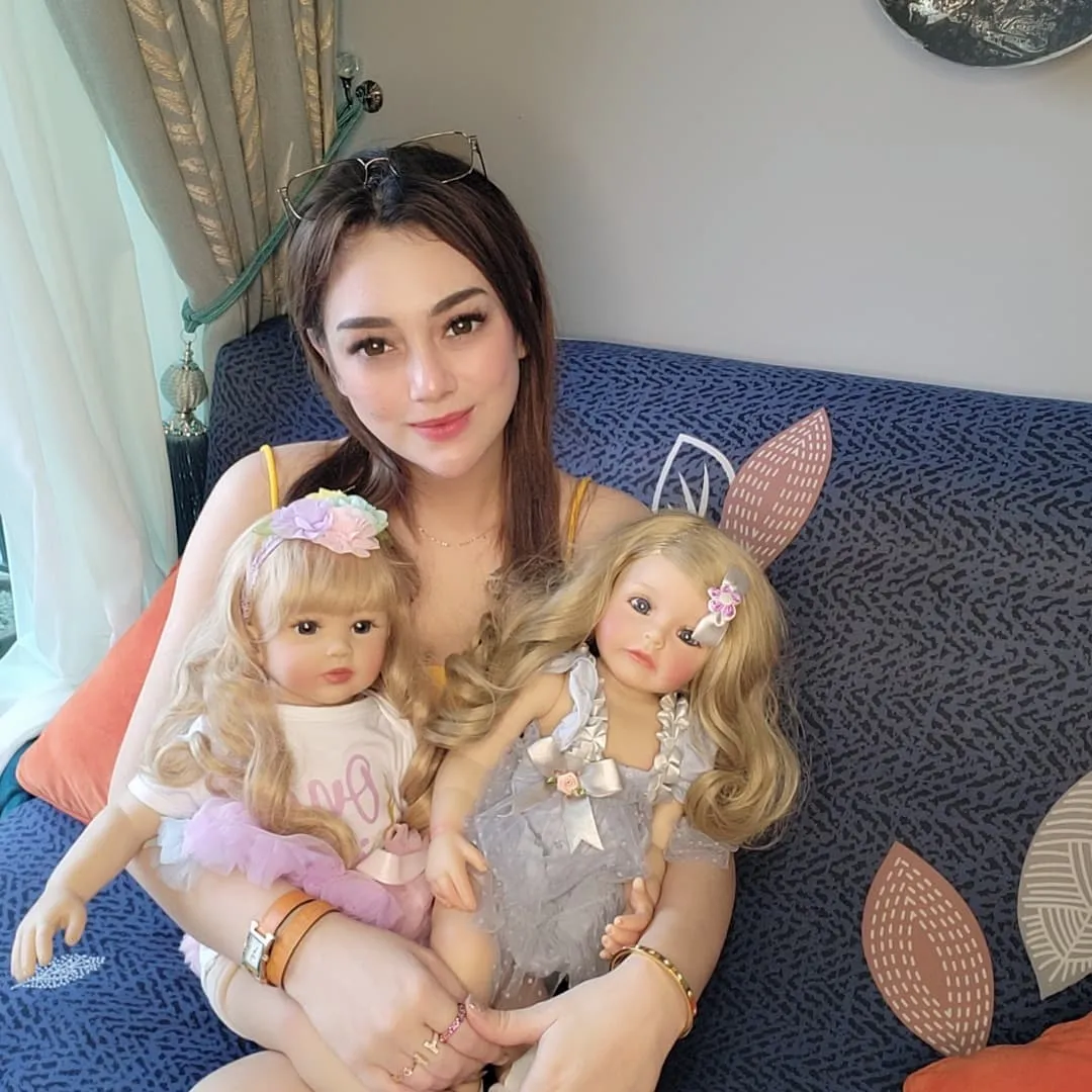 Celine Evangelista bersama boneka Selena dan Michelle (credit: Instagram.com/celine_evangelista/)