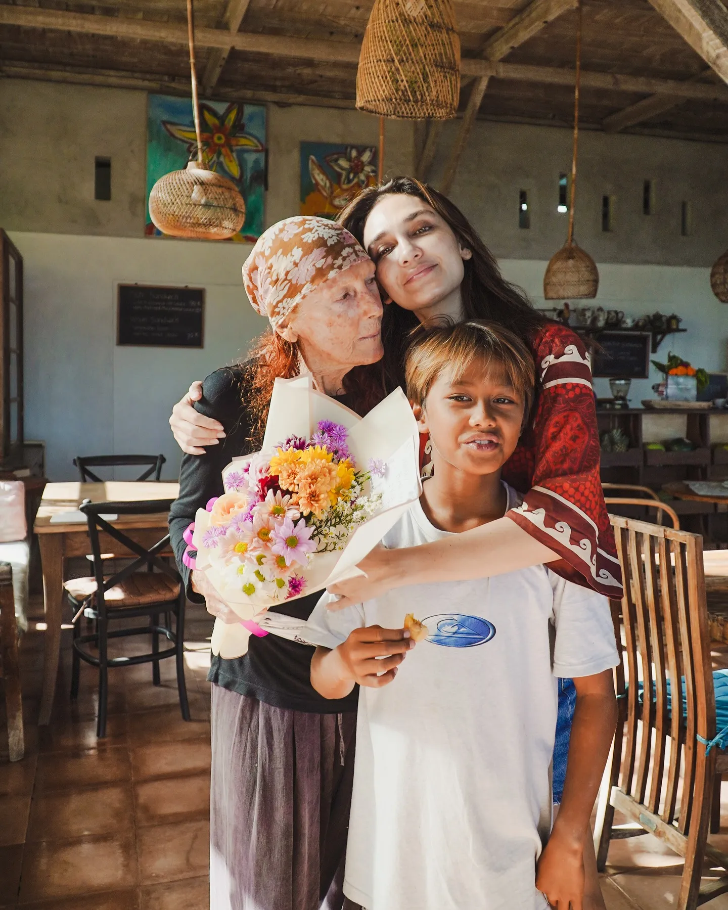 Potret Luna Maya rayakan ulang tahun sang ibu bersama keponakan (credit: Instagram.com/lunamaya/)