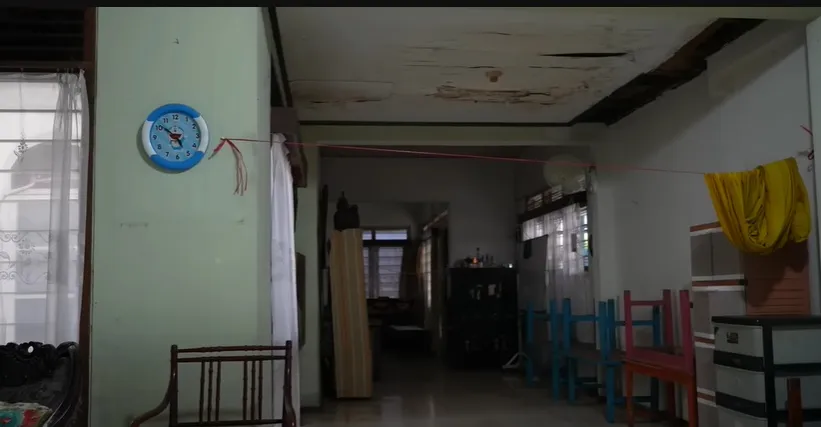 Potret rumah kakek dan nenek Adinia Wirasti yang luas (credit: Youtube.com/Sara Wijayanto)