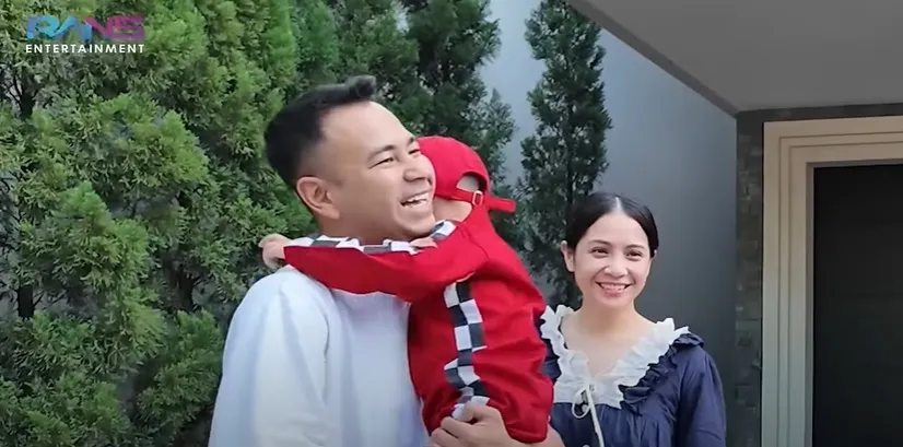 Potret Rayyanza peluk Raffi Ahmad (credit: Youtube.com/Rans Entertainment)