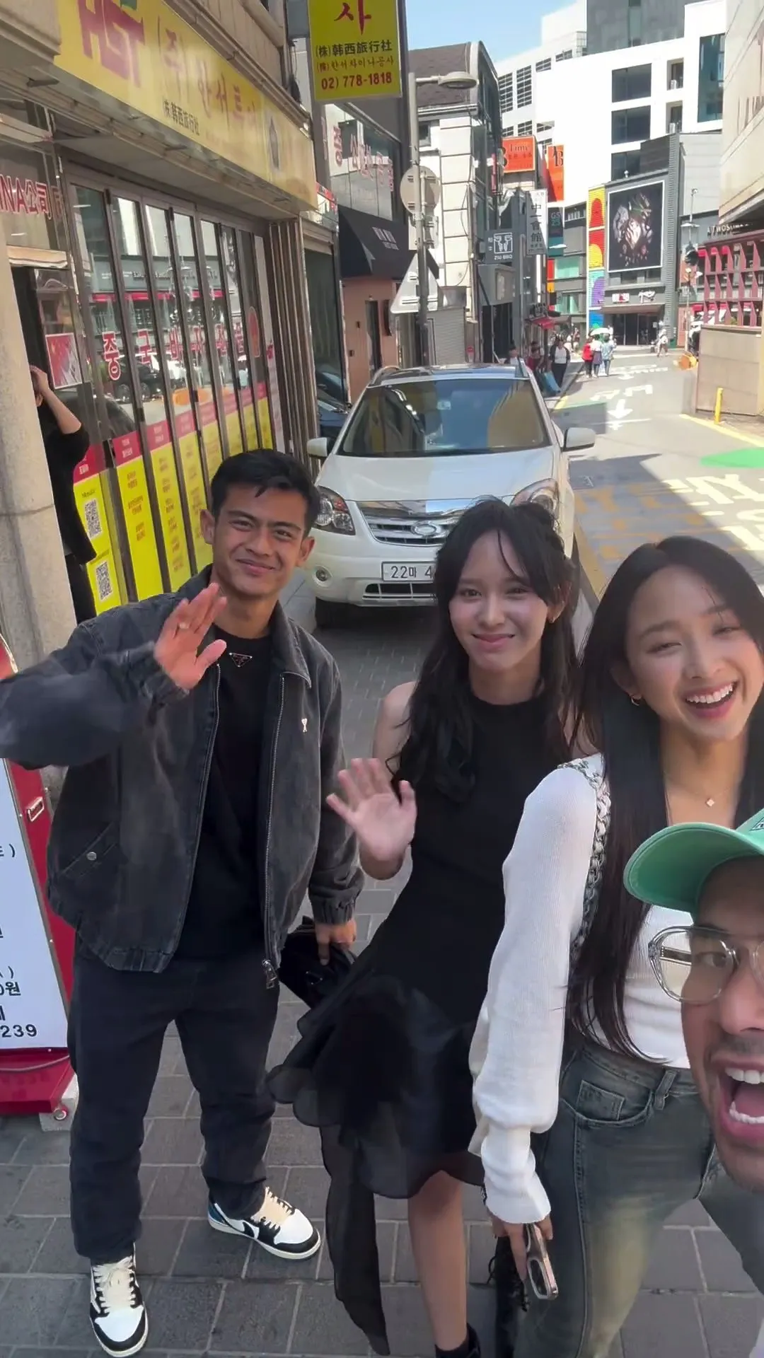 Potret Dita Karang dan Pratama Arhan jalan bareng Raffi Ahmad (credit: Instagram.com/raffinagita1717/)