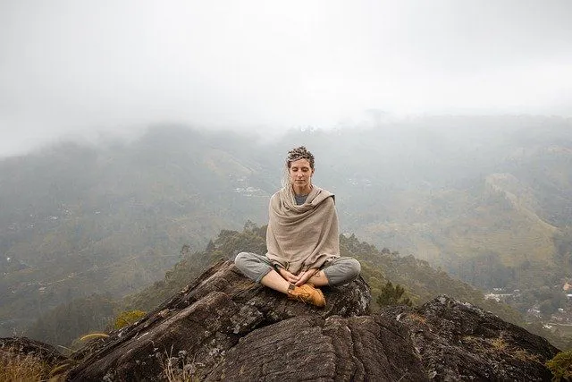 Meditasi. (foto: Pinterest/dailyasiacom).