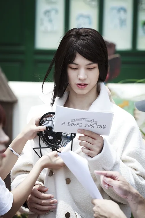 Sungjae BTOB saat menjelma menjadi sosok Chun Song Yi @mwave.interest.me