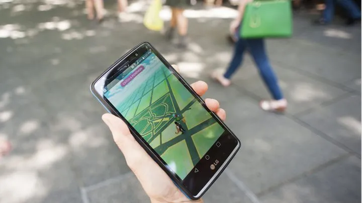 Kalau melihat orang di jalan pegang HP, mungkin dia sedang berburu Pokemon