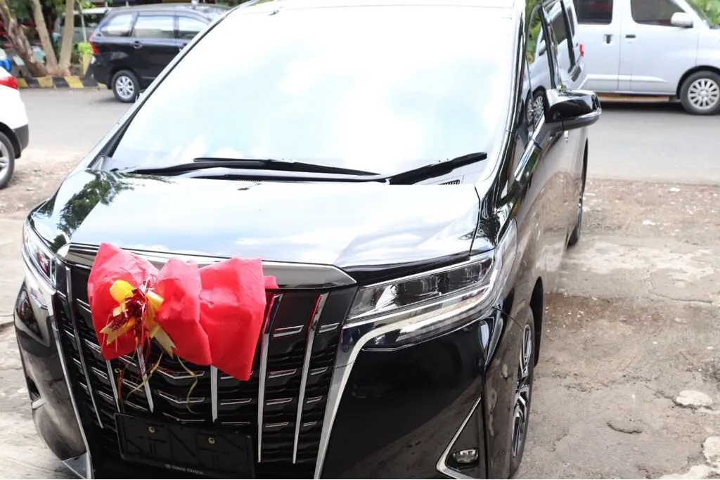 Mobil Alphard pemberian Tina Toon dan keluarga besar untuk Oma. © KapanLagi.com/Adi Abbas Nugroho