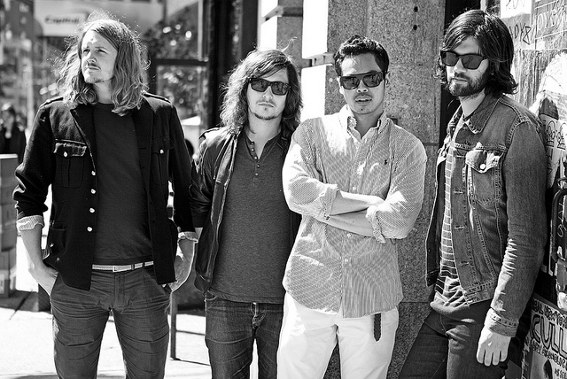 Lorenzo saat bersama The Temper Trap ©TheTemperTrap.com