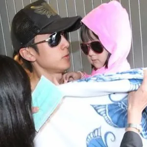Wu Chun saat pertama kali membawa Nei Nei ke hadapan publik @xin.msn.com