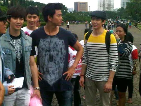 2PM berjalan-jalan di Monas foto: taminurutami via @KoreanWaveINA 