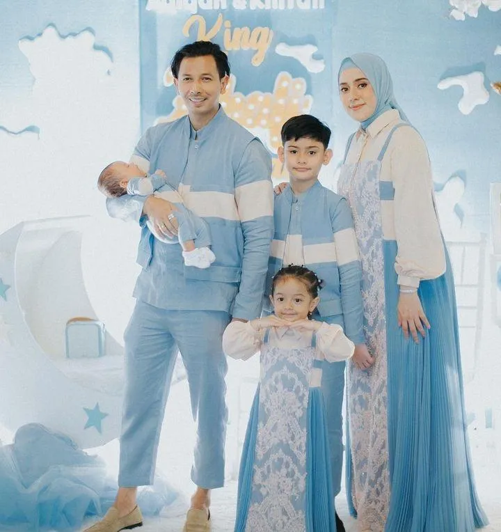 Potret Keluarga Fairuz A Rafiq Pakai Outfit Religi Senada / Credit Foto: instagram.com/sonnyseptian - fairuzarafiq