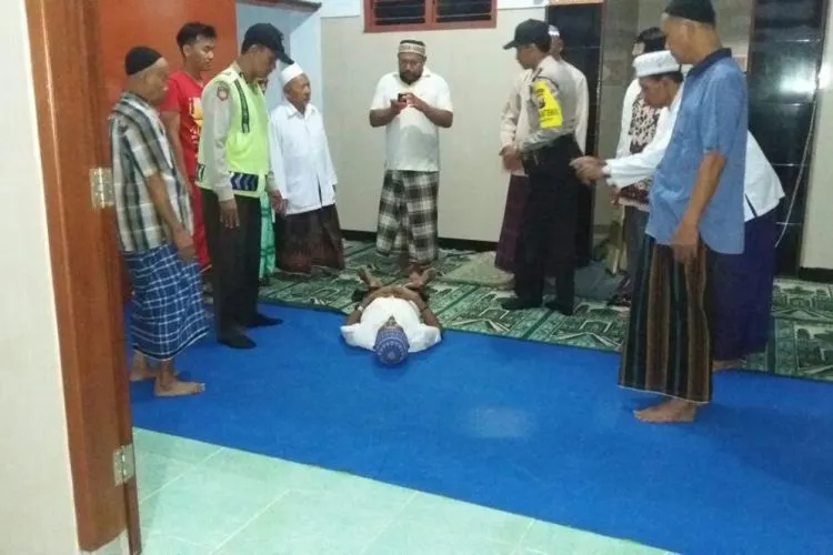 Kakek Asmui yang meninggal sesaat setelah menjadi imam shalat Isya © merdeka.com