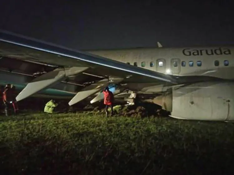 Pesawat Garuda Indonesia tergelincir saat melakukan pendaratan di Lanud Adi Sucipto semalam © merdeka.com