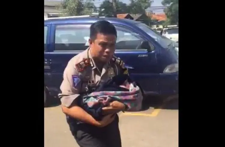 AKP Arman membantu pemudik bersalin di tepi jalan Tol Cipali © twitter.com/RadioElShinta