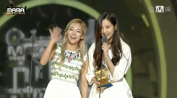 Hyoyeon dan Seohyun Girls Generation @mwave