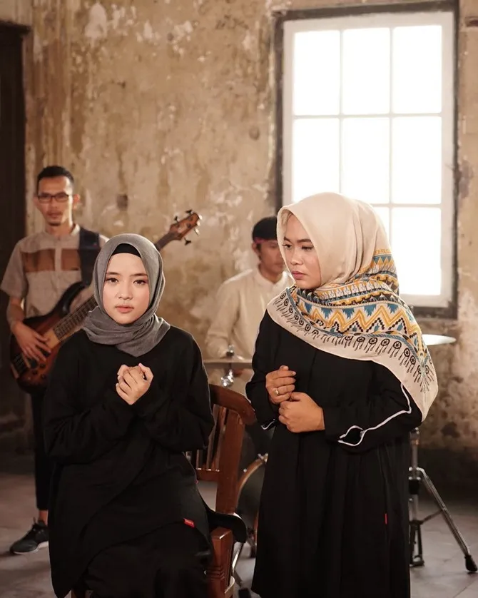 Nissa bersama Sabyan Gambus (credit: instagram.com/nissa_sabyan)