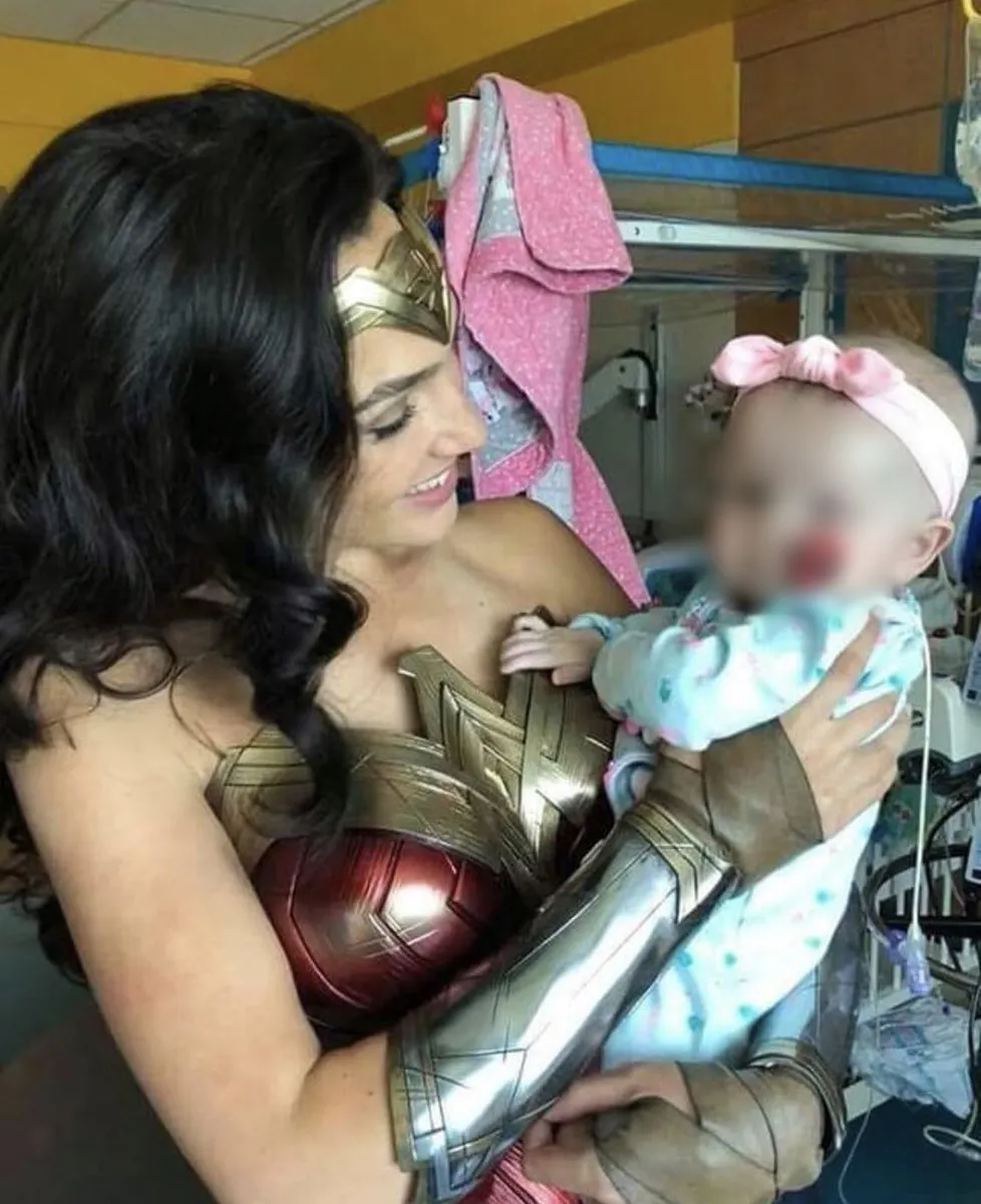 Gal gadot bersama satu pasien imut di RS Inova. (twitter.com/WonderWomanHQ)