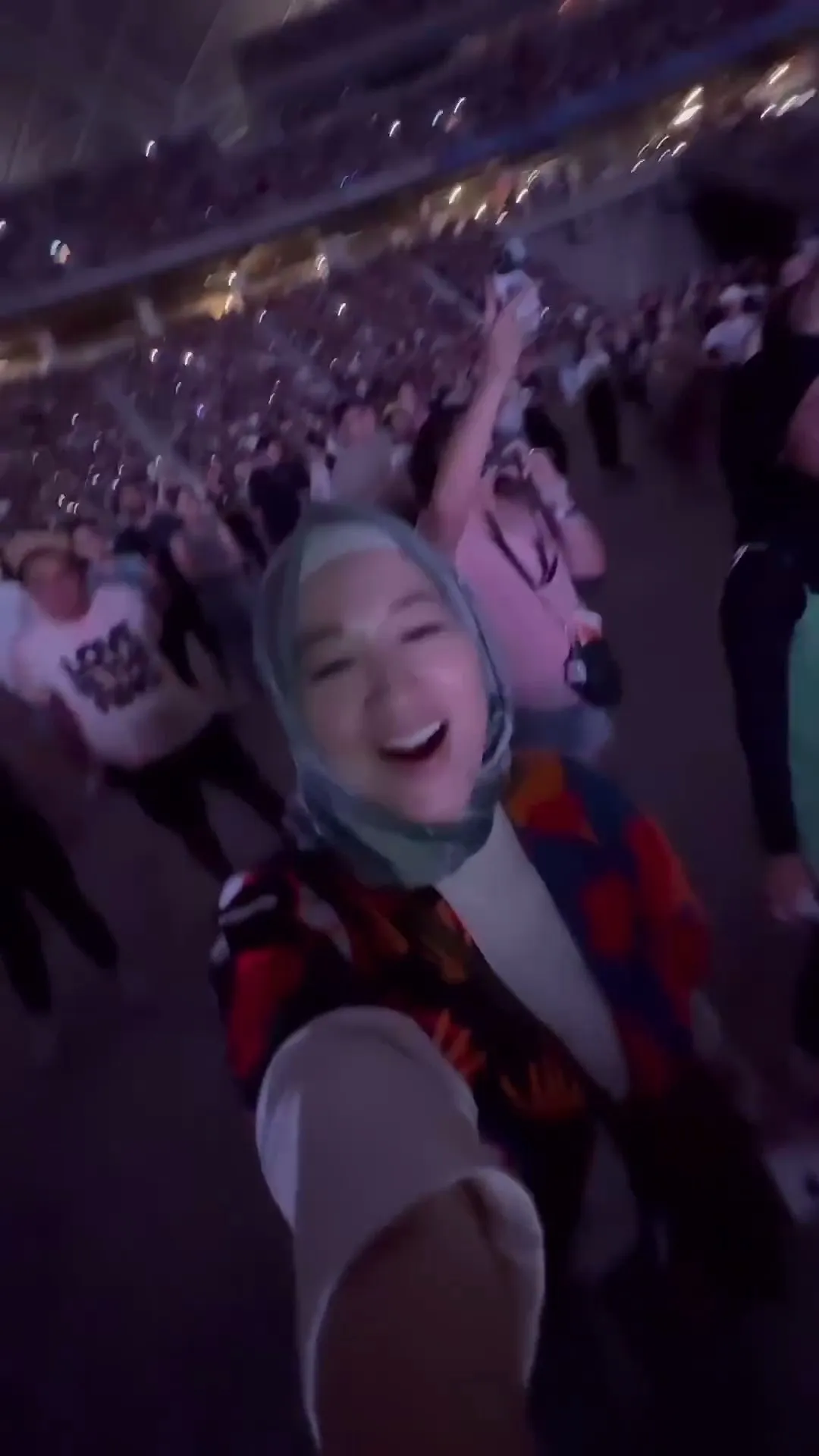 Potret Okie Agustina nikmati nonton konser Bruno Mars (credit: Instagram.com/okieagustina_)