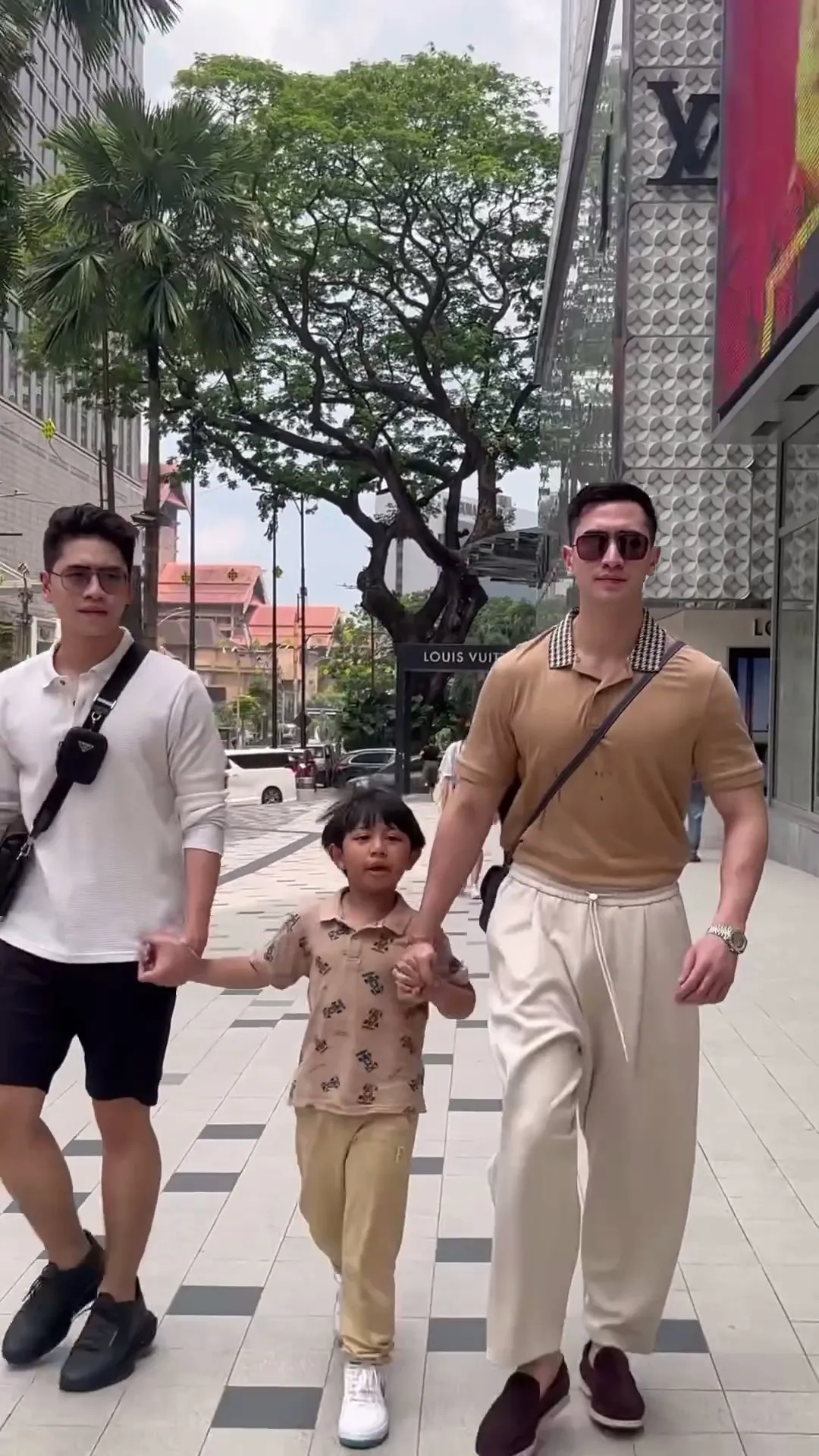 Potret Verrell Bramasta dan adik yang saling sayang (credit: Instagram.com/athallanaufal7/)