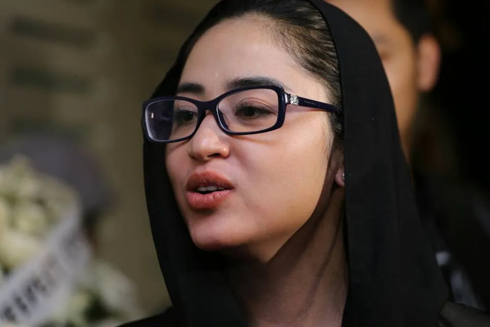 Demi melayat ke rumah duka, Dewi Perssik izin dari lokasi syuting © KapanLagi.com/Nuzulur Rakhmah