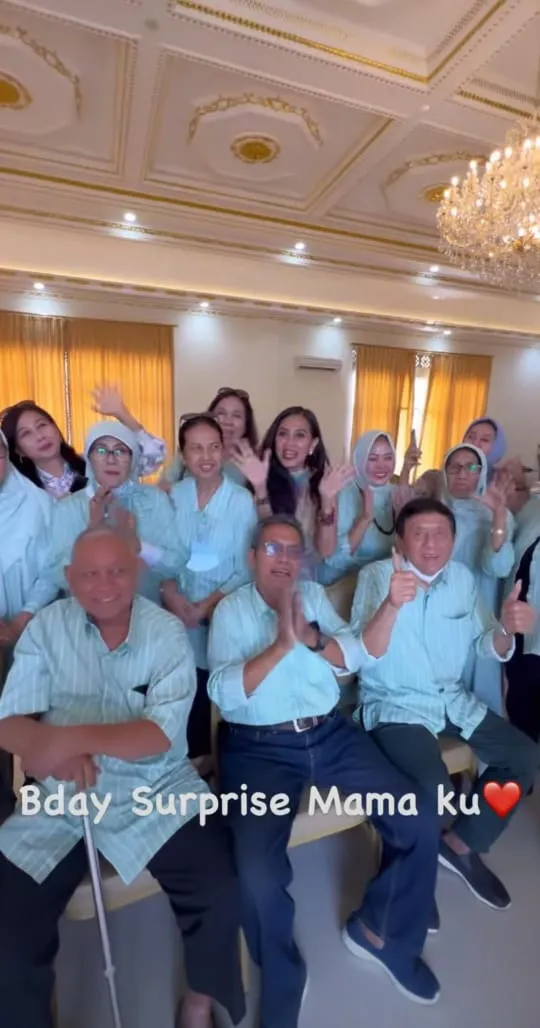 Diah Permatasari dan Mama Kumpul Keluarga Besar (credit: instagram/dps_diahpermatasari)