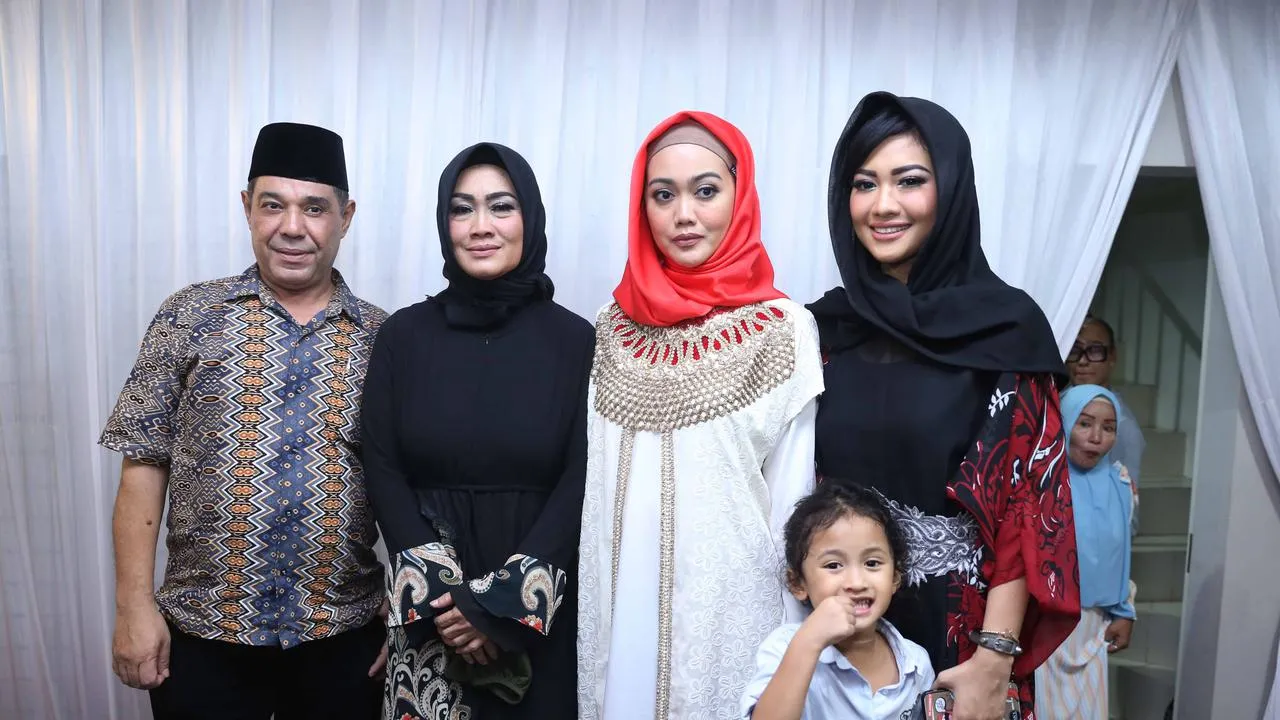Keluarga Julia Perez (Credit: Bintang.com/Nurwahyunan)