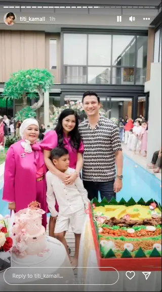 Penuh Kehangatan Bareng Cucu dan Menantu