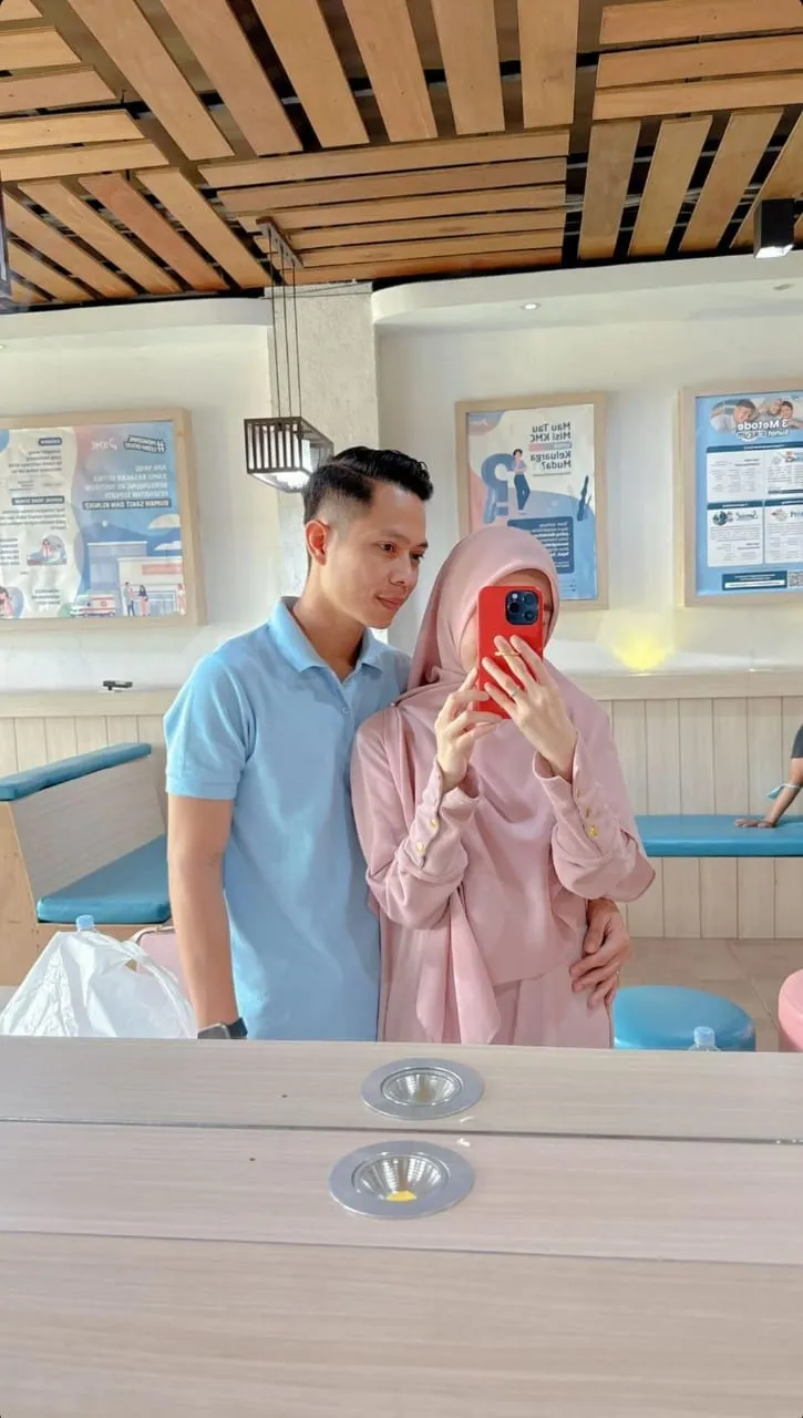 Ikram Rosadi suami Larissa Chou Tuai Pujian (credit: instagram/larissachou)