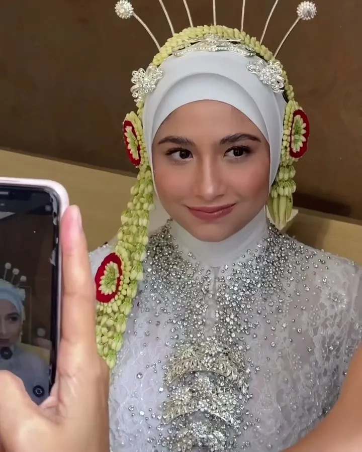 Potret bahagia Faye Nicole di hari pernikahannya (credit: Instagram.com/fayenicolee_/)