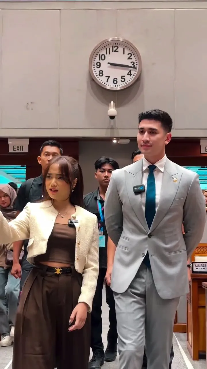 Momen Fuji diajak keliling gedung DPR RI (credit: Instagram.com/bramastavrl/)