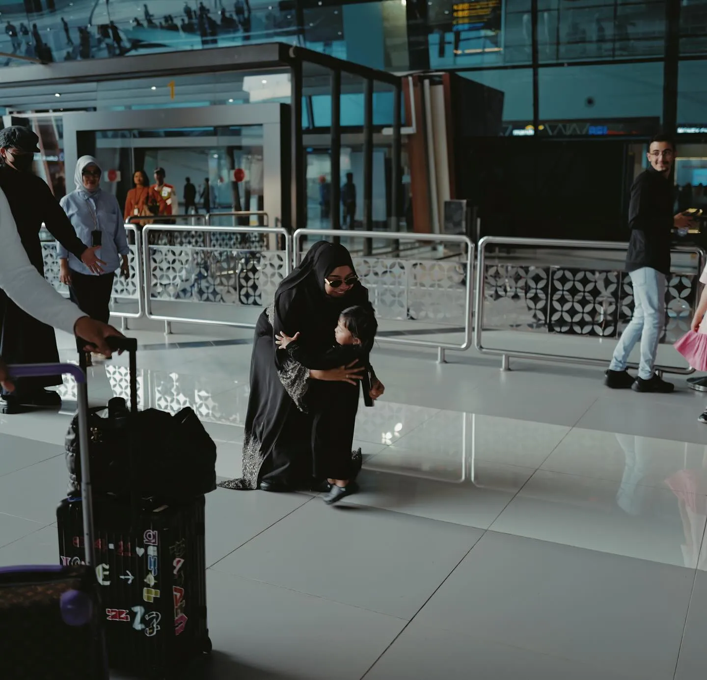 Potret Ameena tampil dengan gamis hitam (credit: Instagram.com/attahalilintar/)