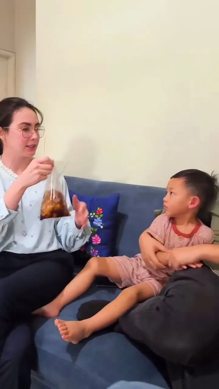Potret anak-anak Arumi Bachsin jajan bakso (credit: Instagram.com/arumibachsin_94/)