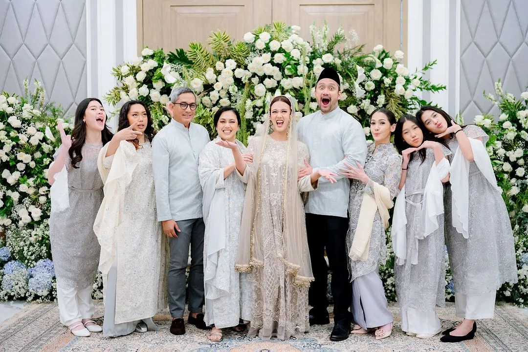 Momen harmonis keluarga selebriti (credit: Instagram.com/t_orasudi_ro/@deaantys)