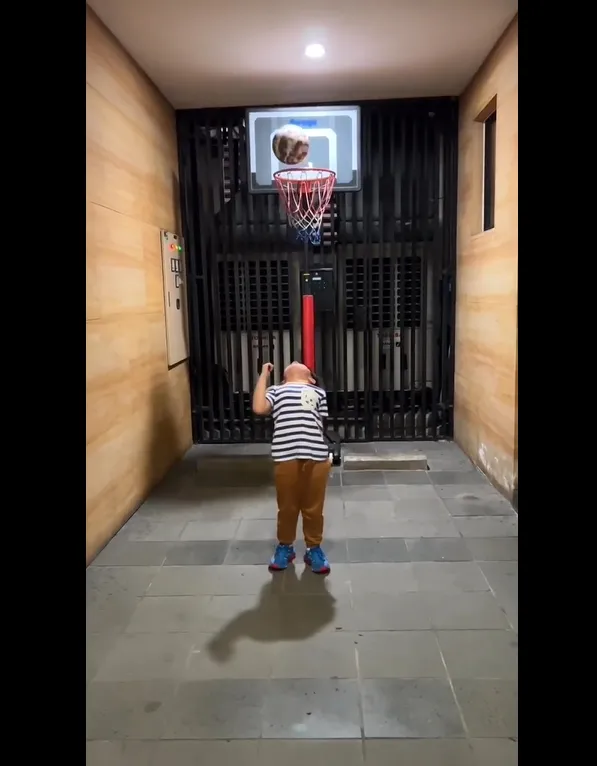 (credit: instagram.com/raphaelmoeis)