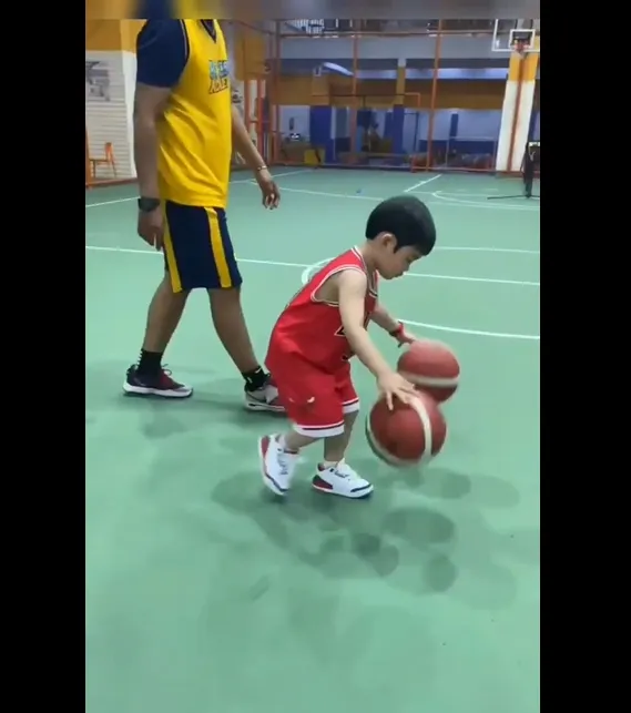 (credit: instagram.com/raphaelmoeis)