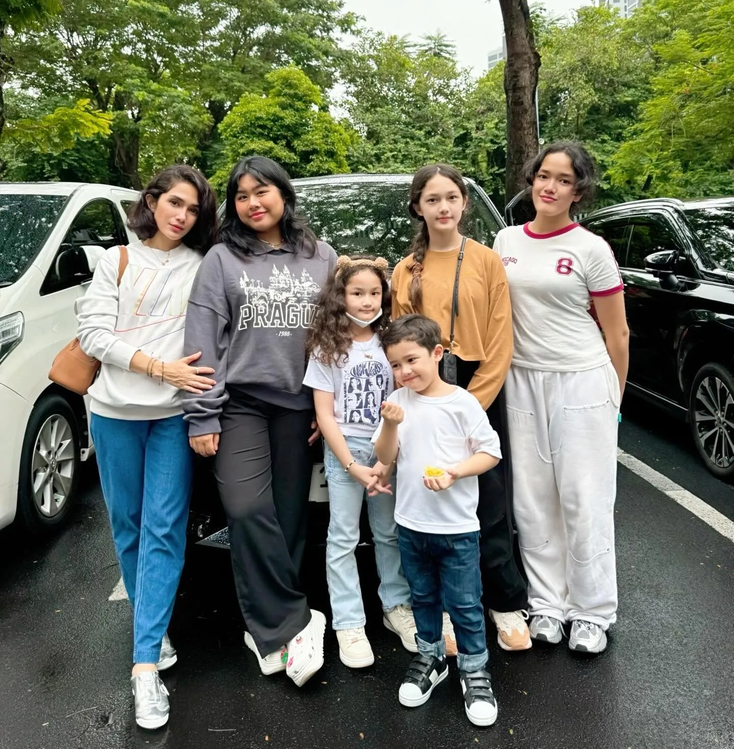 Potret hangat Ussy Sulistiawaty bersama buah hati (credit: Instagram.com/ussypratama/)