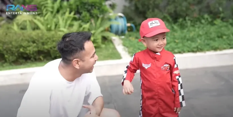 Ekspresi bahagia Rayyanza dapat kado (credit: Youtube.com/Rans Entertainment)