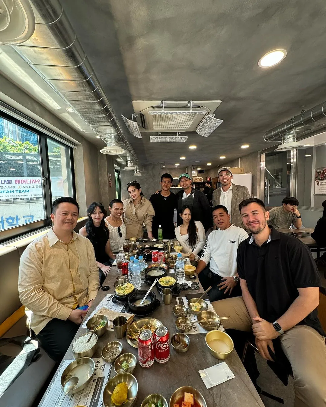 Momen Dita Karang dan Pratama Arhan makan bareng rekan selebriti di Korea (credit: Instagram.com/raffinagita1717/)