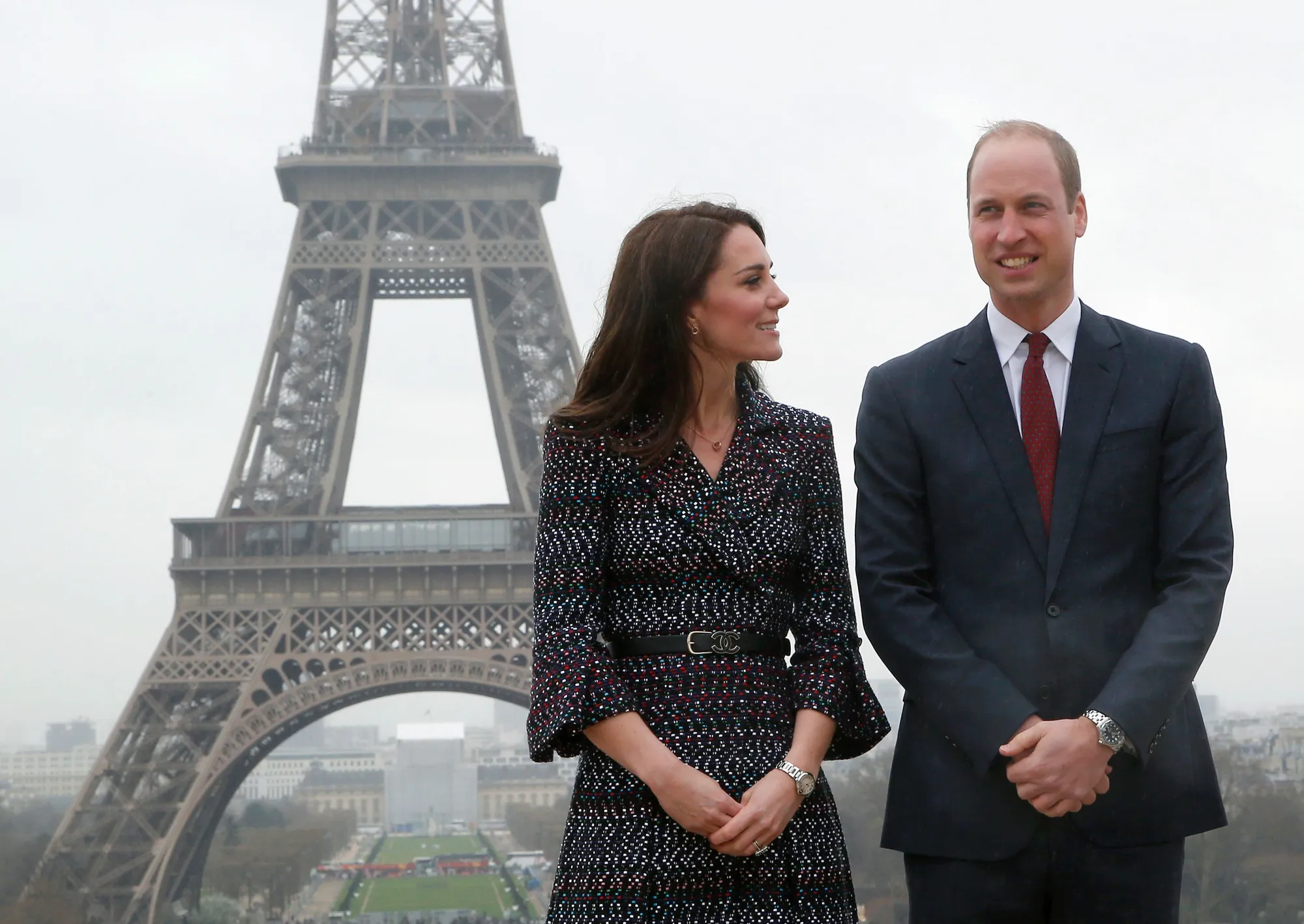 Kate menatap William dengan mesra © AFP