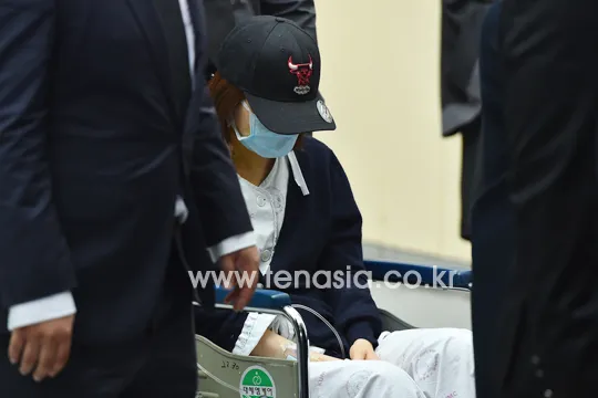 Sojung Ladies Code saat menghadiri upacara pemakaman Rise masih dengan pakaian rumah sakit @tenasia.com