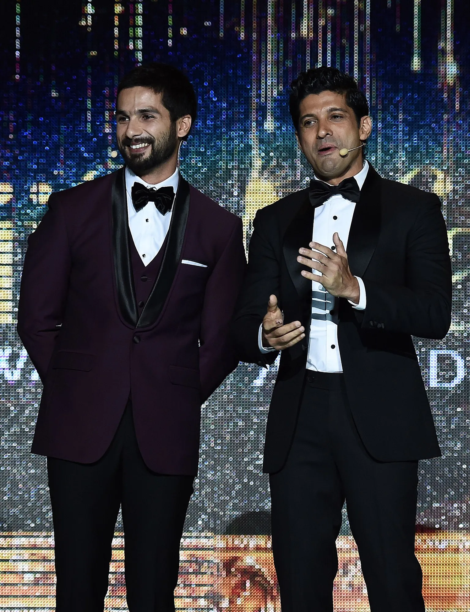 Shahid Kapoor (kiri) panik saat disapa Kareena, dan memastikannya ke Farhan Akhtar (kanan). @AFP