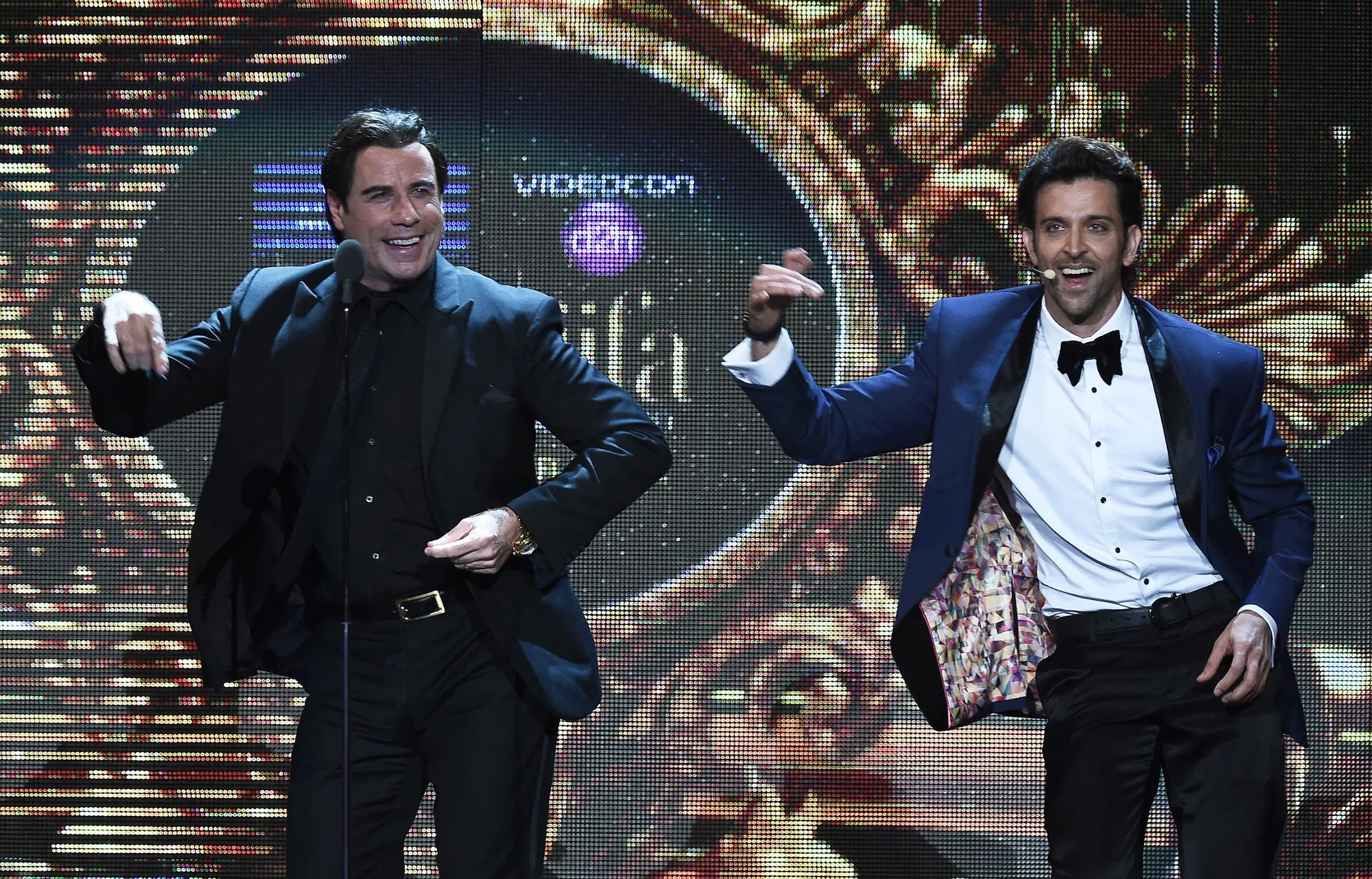 Saat John Travolta bergoyang bareng Hrithik Roshan. @AFP