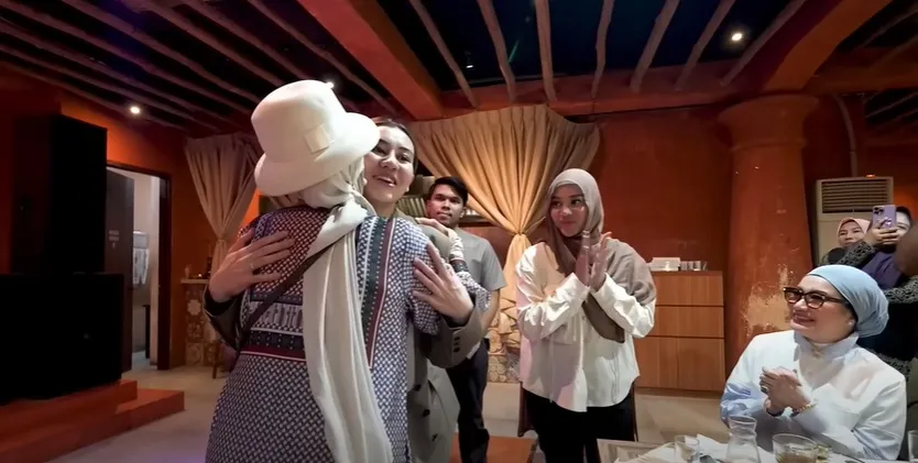 Potret Aaliyah Massaid dapat pelukan ibu mertua (credit: Youtube.com/GEN HALILINTAR)
