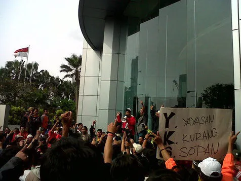 Pendemo YKS di Depan Trans TV