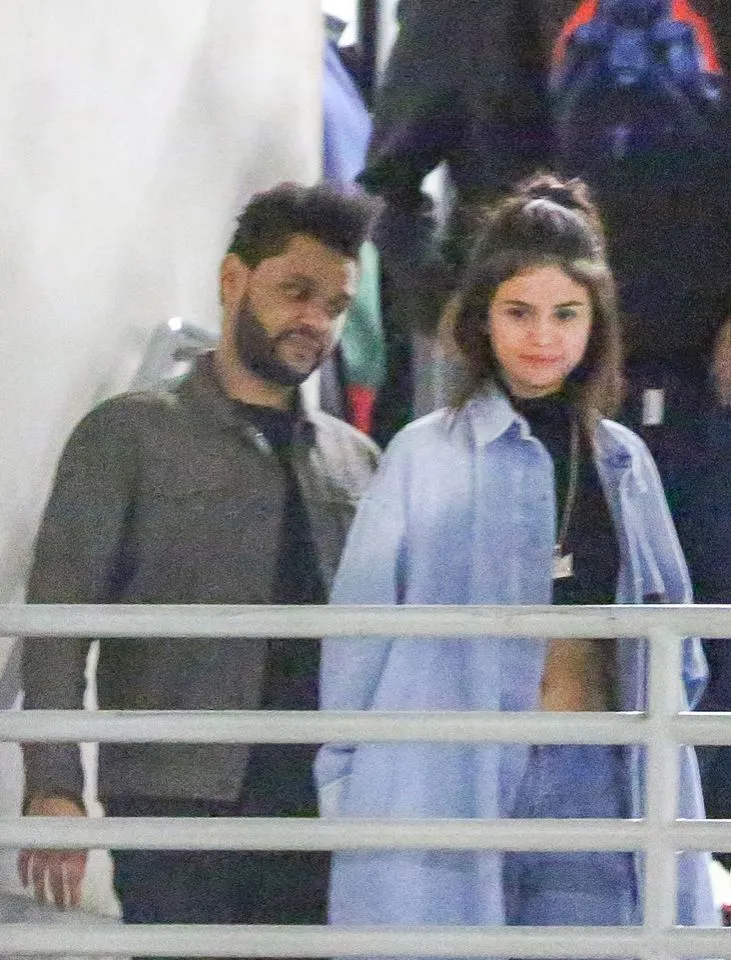 Selena tertangkap kamera pakai kalung The Weeknd © via dailymail.co.uk