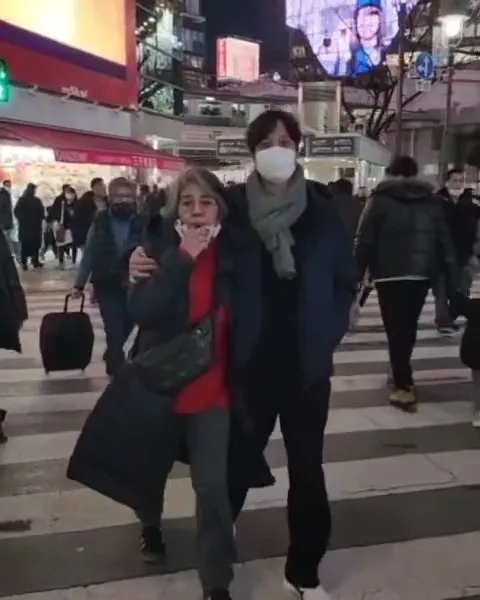 Sweet Banget Nikmati Jalan di Shibuya Sambil Dirangkul Anak