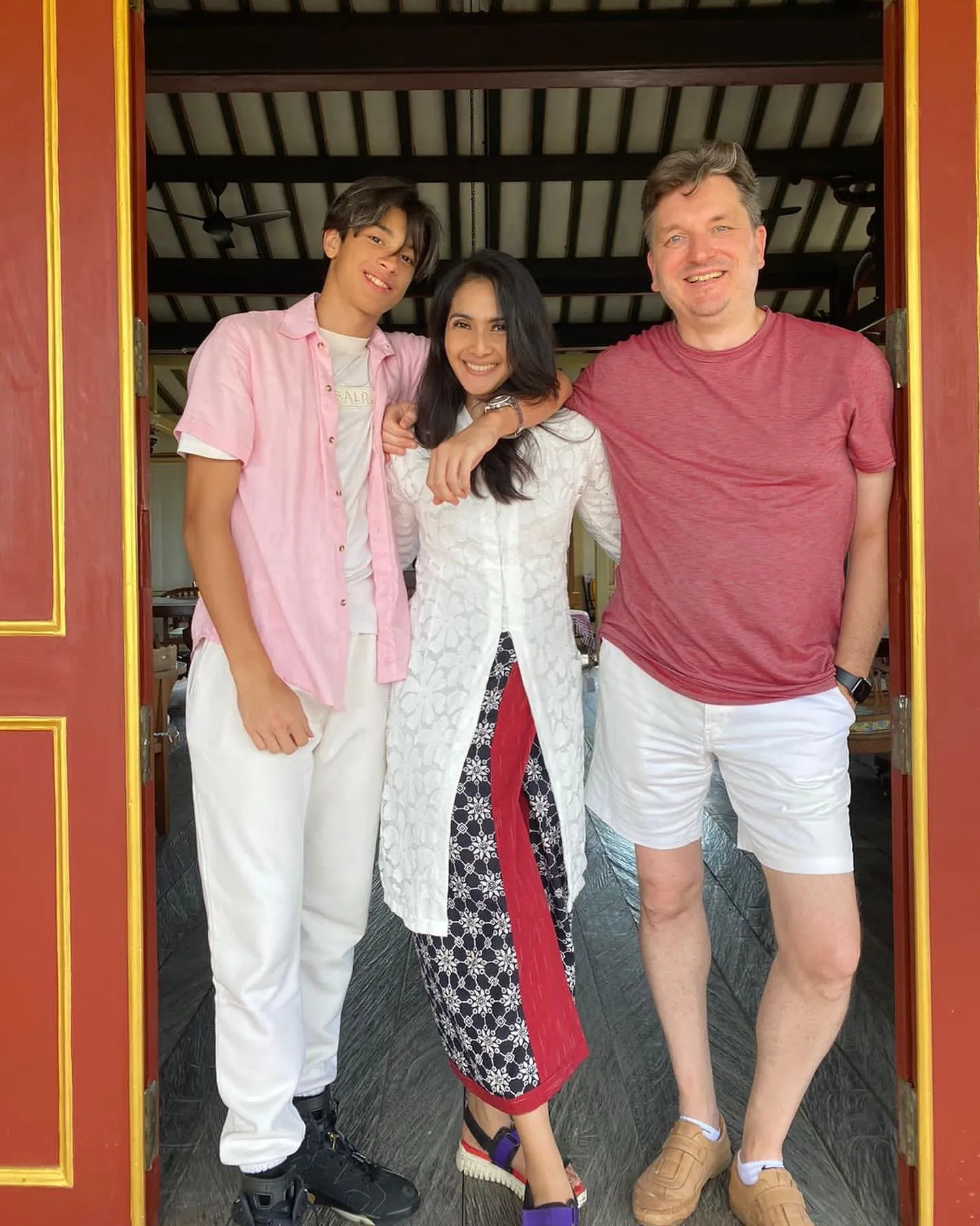 (credit: Instagram.com/maudykoesnaedi/@tiwurayie)