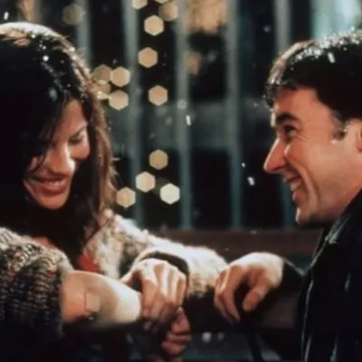 9 Film Romantis Tentang Dua Orang Asing yang Bertemu Berulang Kali Tanpa Pernah Saling Mengenal